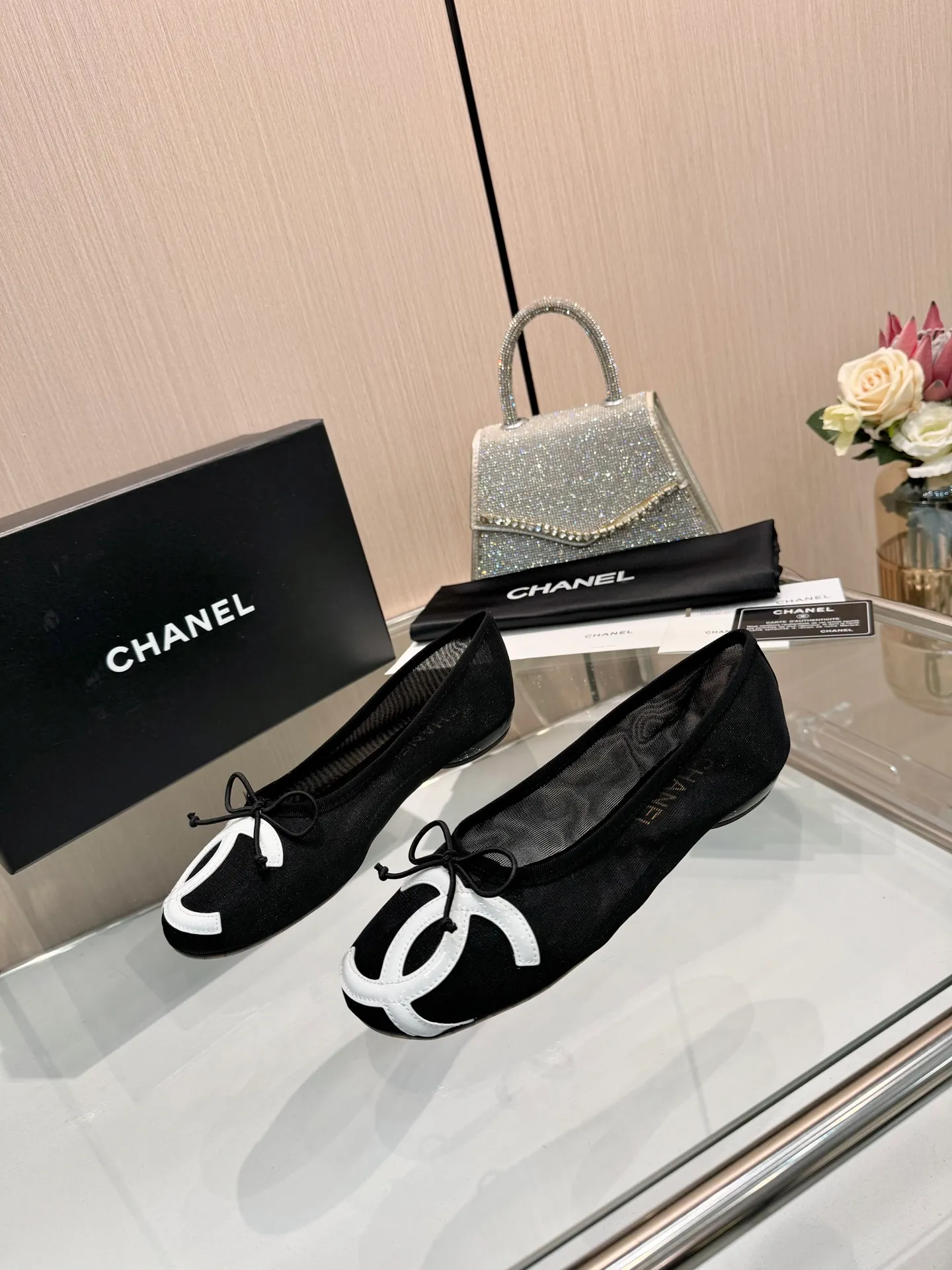 👟👟Ex-factory price 480👟👟 | ²⁰²5 𝐬𝐬 🤍🤎𝐂𝐇𝐀𝐍𝐄𝐋 Chanel 26A catwalk style handmade Mary Jane women's shoes. Ballet shoes are so amazing, the bow pattern is so cute! Even if I don’t wear flat shoes, I can’t resist the temptation! The second recommended pair of Chanel logo women's shoes has great texture and is versatile. It is made of lambskin and has an original two-color outsole. Size: 35-40 (41 can be customized and cannot be returned or exchanged)